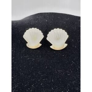 Vintage Mother Of Pearl Sea Shell Post Earring Unbranded White Approx 1”